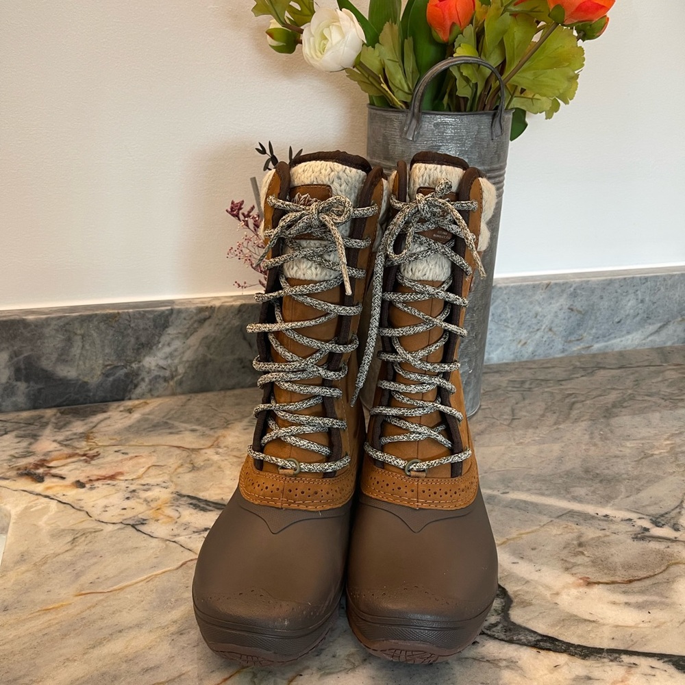 North Face Winter Boots.   Women’ Shellista 11 Mid boot.  Slightly worn